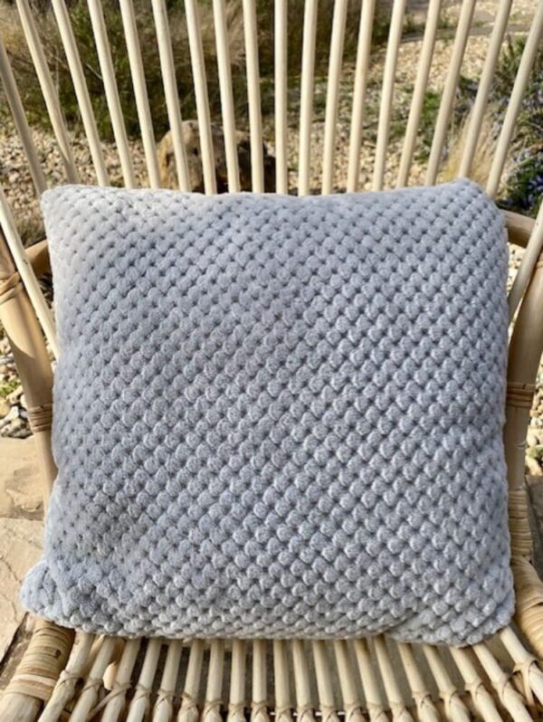coussin damier gris