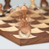 Jeu d'échec en bois - Echiquier Wobble - Umbra – Image 4