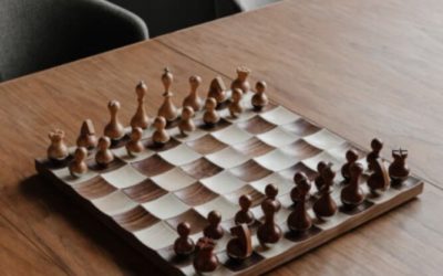 Jeu d&rsquo;échec en bois – Echiquier Wobble – Umbra