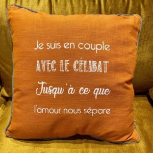 COUSSIN 45X45 MESSAGE SUR LE CELIBAT